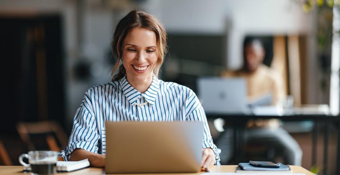 Специалист разбирает процесс возврата средств