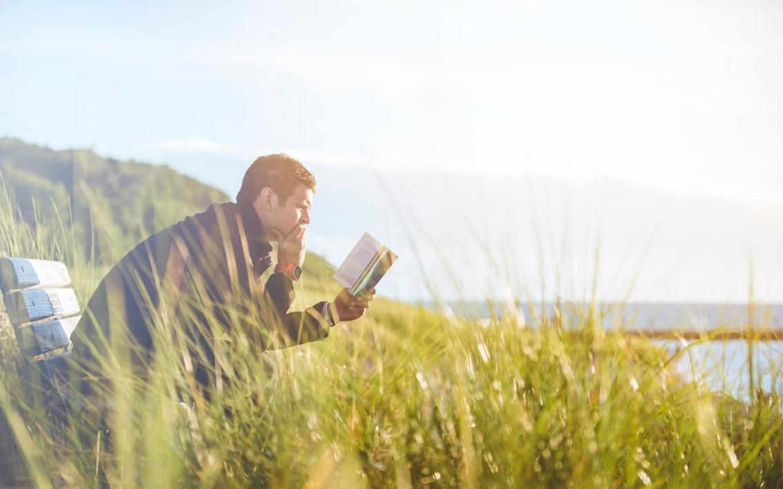 Группа слушателей изучает материалы курса